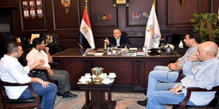 محافظ الأقصر يناقش تطوير مركز طب الأسرة بكيمان المطاعنة والمنشآت الصحية