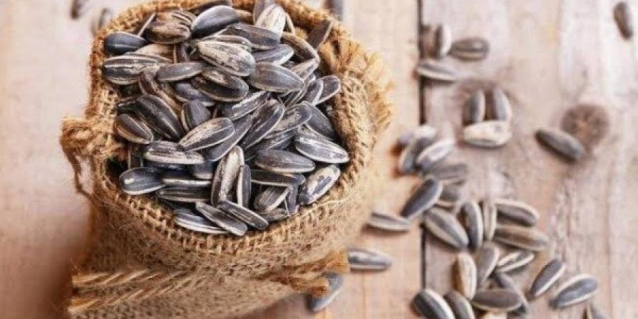 مضاد للالتهابات ويقوي المناعة.. ماذا يحدث للجسم عند تناول لب عباد الشمس