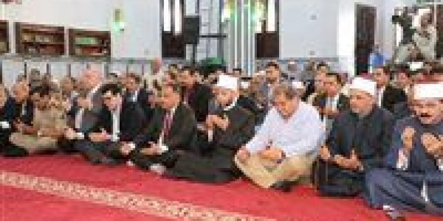 وزير الأوقاف ومحافظ الشرقية يؤديان صلاة الجمعة بمسجد الدكتور عبد الحليم محمود شيخ الأزهر الأسبق