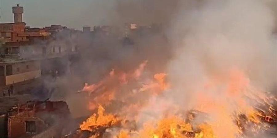 حريق يلتهم شونة كتان بقرية شبرا ملس بالغربية .. صور