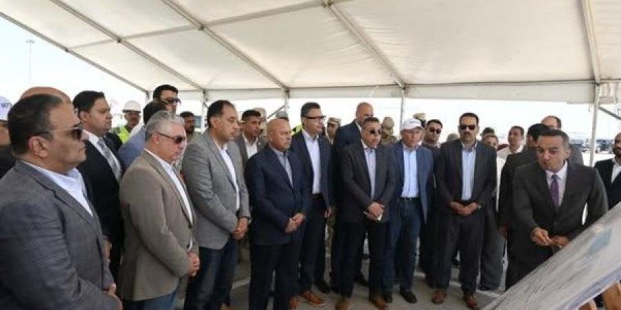 باستثمارات 159 مليون دولار.. رئيس الوزراء يتفقد محطة دحرجة السيارات (RORO) التابعة لشركة (SCAT)