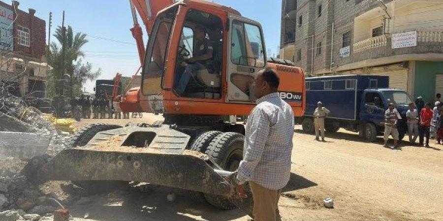 ضمن الموجة 26 .. إزالة 10 حالات تعدي بالبناء المخالف فى نجع حمادى