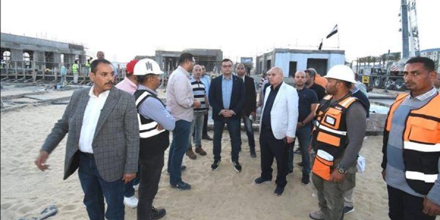وزير الإسكان يتفقد سير العمل بمشروعات التطوير بمارينا وكومبوند مزارين والمدينة التراثية بالعلمين الجديدة