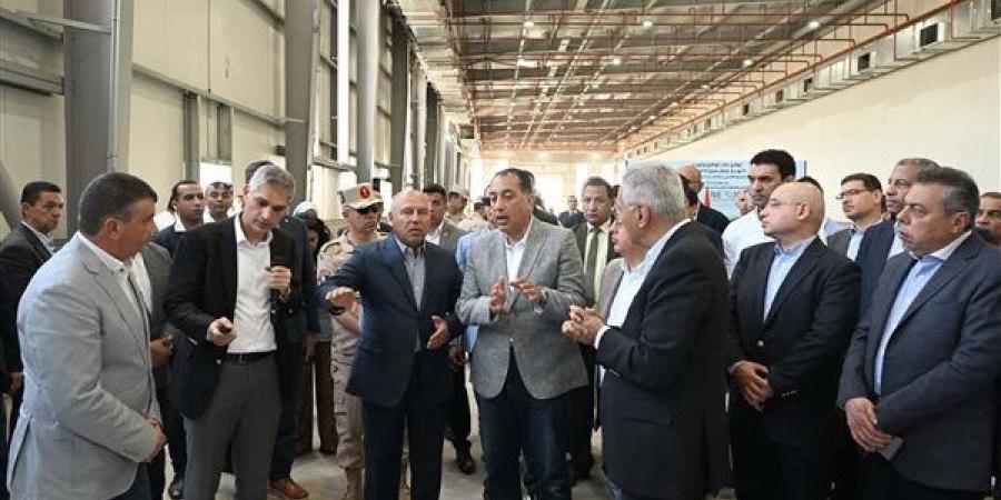 رئيس الوزراء يتفقد مصنع الشركة الوطنية المصرية لصناعات السكك الحديدية ببورسعيد