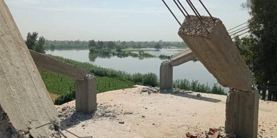 إزالة تعديات على جسر النيل ومنشآت مخالفة على الأراضي الزراعية بالشهداء
