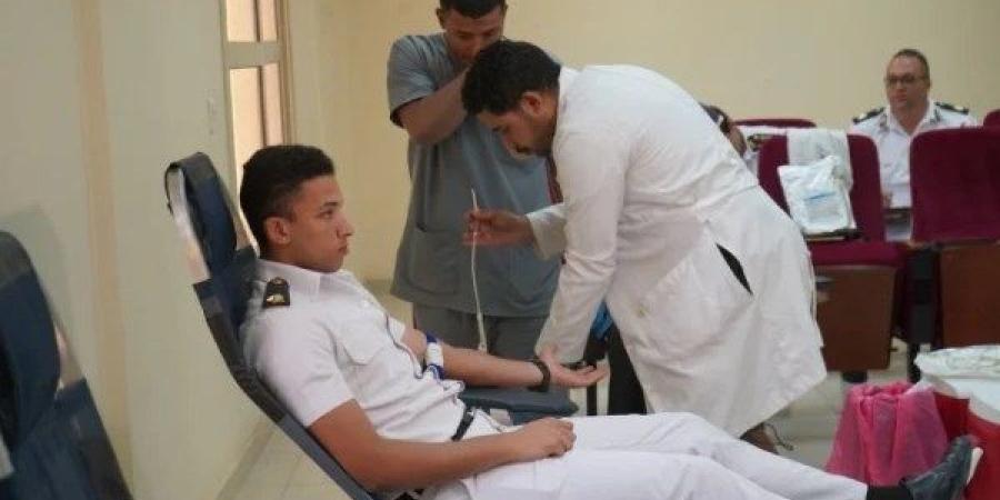 رجال الشرطة يمدون يد العون.. حملة للتبرع بالدم بمديرية أمن القاهرة