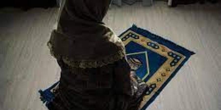 حكم من نسي قراءة الفاتحة أثناء الصلاة .. اعرف آراء الفقهاء