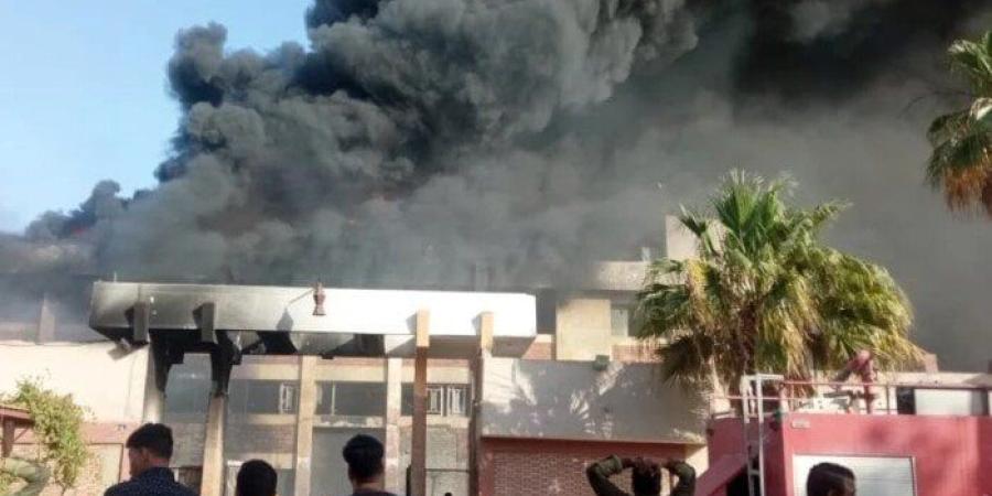 أول صور لحريق مصنع بلاستيك بالمنطقة الصناعية الثالثة في أكتوبر