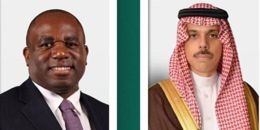 فيصل بن فرحان يتلقى اتصالاً هاتفيًا من وزير خارجية المملكة المتحدة
