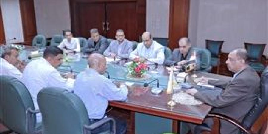 محافظ سوهاج يعقد اجتماعًا لمتابعة مشروعات الرصف ووضع جدول زمني للبدء في أخرى جديدة