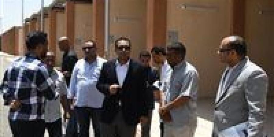 نائب محافظ قنا يتفقد الأعمال الإنشائية بشادري الأربعين والأشراف
