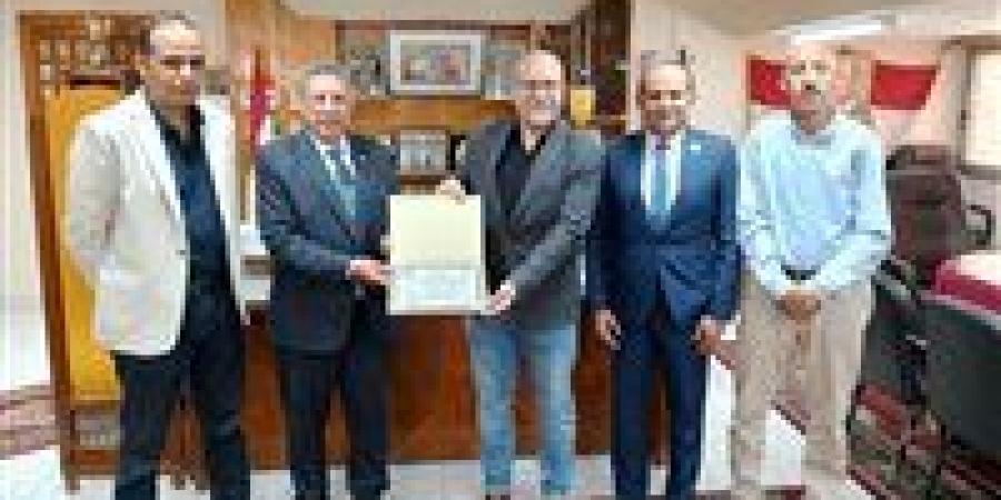 وكيل تعليم البحيرة يكرم مدير المكتب الميدانى لمشروع قوى عاملة مصر