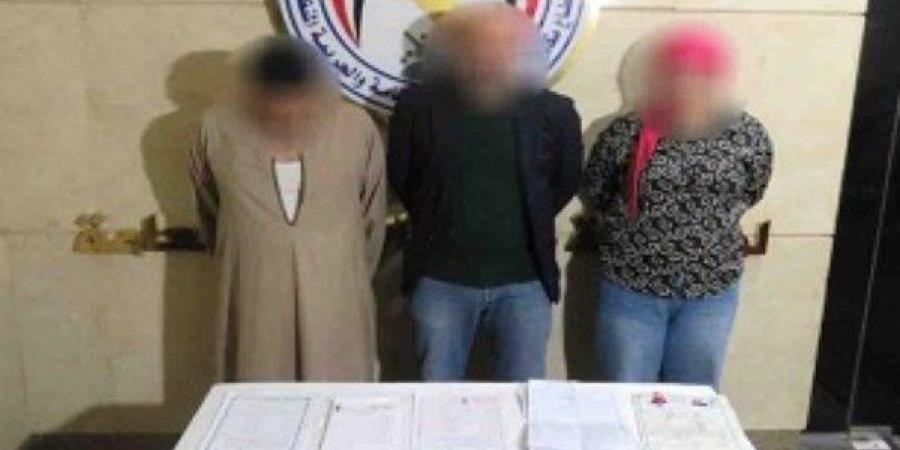 “بحوزتهم 15 عقدًا مزورًا وخطط زواج وهمي”..  سقوط عصابة “الزواج المزيف” في قبضة الأمن بالقاهرة