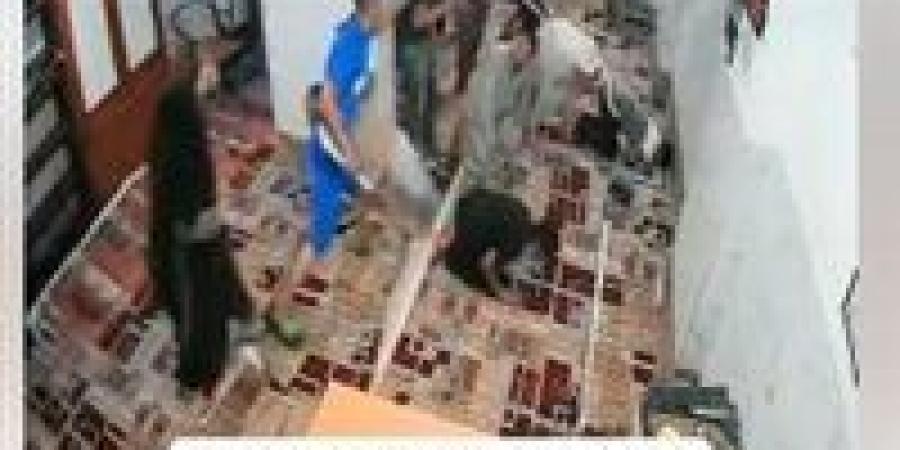 لم يراعوا حرمة بيت الله.. غضب عارم بسبب اقتحام مسجد من قبل مجموعة من الأشخاص والتعدي على آخر