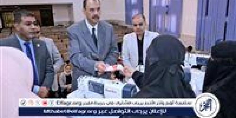 محافظ سوهاج يسلم ماكينات خياطة للسيدات الأولى بالرعاية