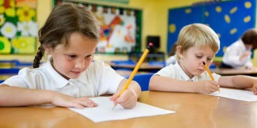 هل استخدام اليد اليسرى يرتبط بزيادة خطر الاضطرابات العصبية؟ دراسة حديثة تجيب