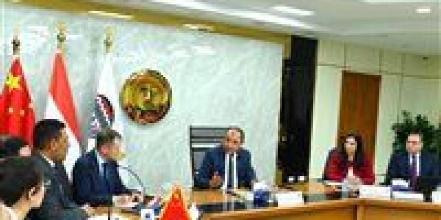 وزير قطاع الأعمال يبحث فرص الشراكة مع 25 شركة صينية للغزل والنسيج