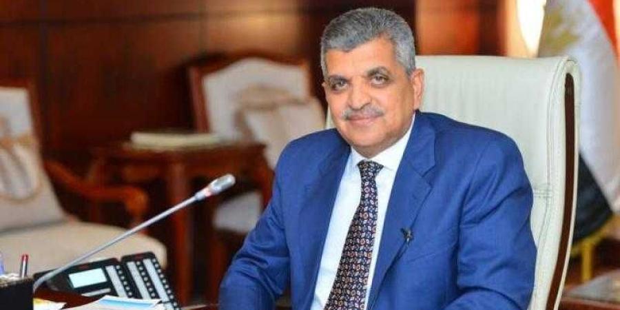 اسامة ربيع: شهر إبريل شهد تراجعا ملحوظا في عدد السفن العابرة للقناة