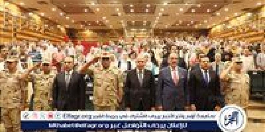 خلال احتفال جمعية المحاربين القدماء بيوم الشهيد محافظ المنيا يكرم عددًا من أسر الشهداء والمصابين