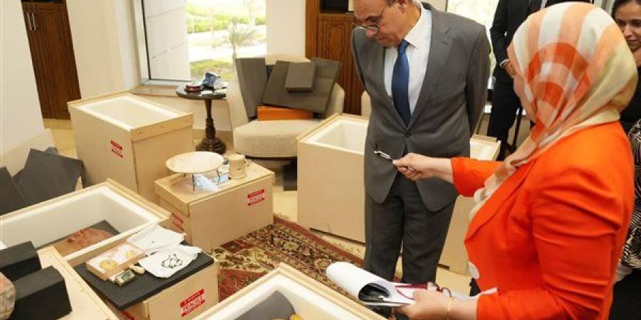 وزير الخارجية يشارك في إجراءات لجنة تسلم الآثار المشكلة مع وزارة السياحة