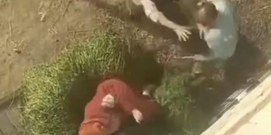 استغل غياب زوجها.. عامل يعتدي بالضرب على جارته أمام أطفالها (تفاصيل)