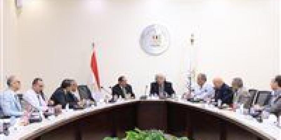 عاشور:يعقد اجتماعًا مع أعضاء اللجنة الوزارية لتعيين أعضاء هيئة التدريس والهيئة المعاونة بالمعاهد العليا