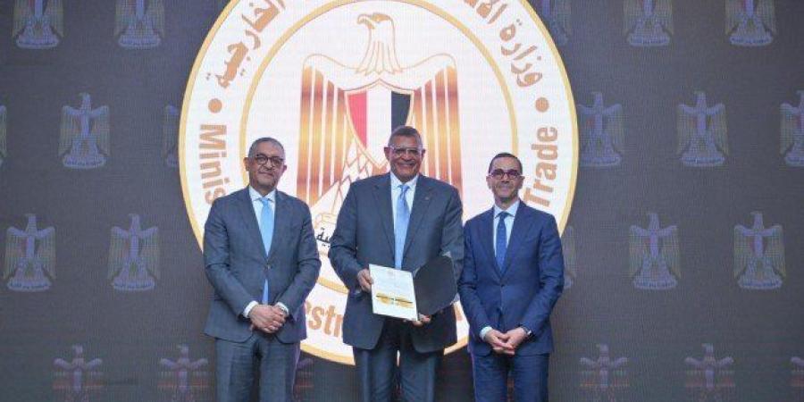 مصر: وزير الاستثمار والتجارة الخارجية يسلم 6 رخص ذهبية جديدة لعدد من المشروعات الاستثمارية