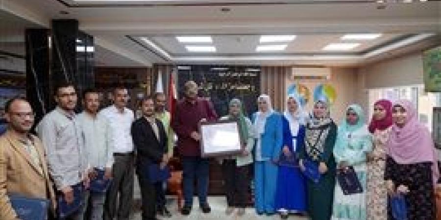 رئيس مياه سوهاج يكرم العاملين بادارة نظم المعلومات الجغرافية والاصول الفنية