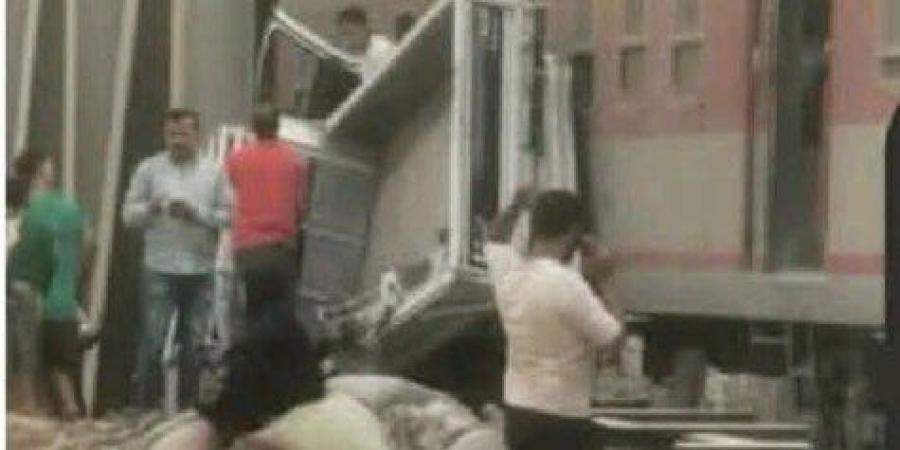 اصطدام قطار بسيارة نصف نقل محملة بمواد خام للبلاستيك بالخانكة