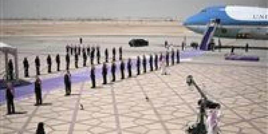 لماذا سار ترامب على سجادة استقبال بنفسجية في السعودية؟