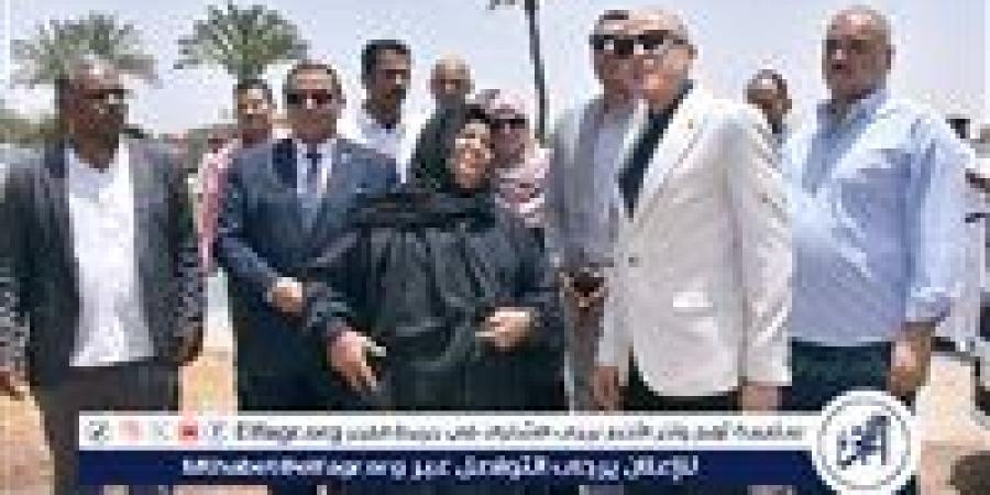 وعد فأوفى..محافظ الأقصر يزور الحاجة وهيبة سيدة الميكروباص ويلبي دعوتها بقرية الرزيقات