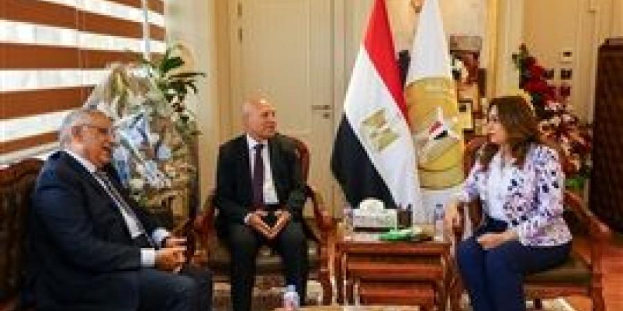 وزيرة التنمية المحلية تبحث مع محافظ القاهرة جهود إعادة المظهر الجمالي والحضاري لعدد من الشوارع بمصر الجديدة
