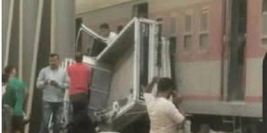 اصطدام قطار بسيارة ربع نقل بالخانكة أثناء عبورها السكة الحديد .. صور