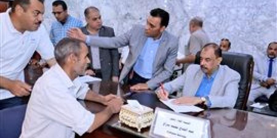 محافظ سوهاج يعقد اللقاء الجماهيري الأسبوعي للاستماع إلى شكاوى وطلبات المواطنين