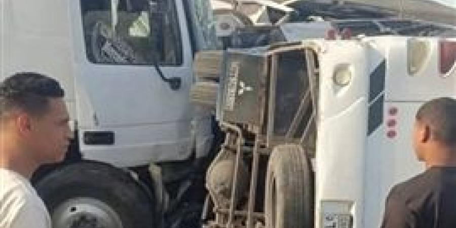 إصابة 20 شخصا في تصادم تريللا وأتوبيس بالطريق الإقليمي بالشرقية