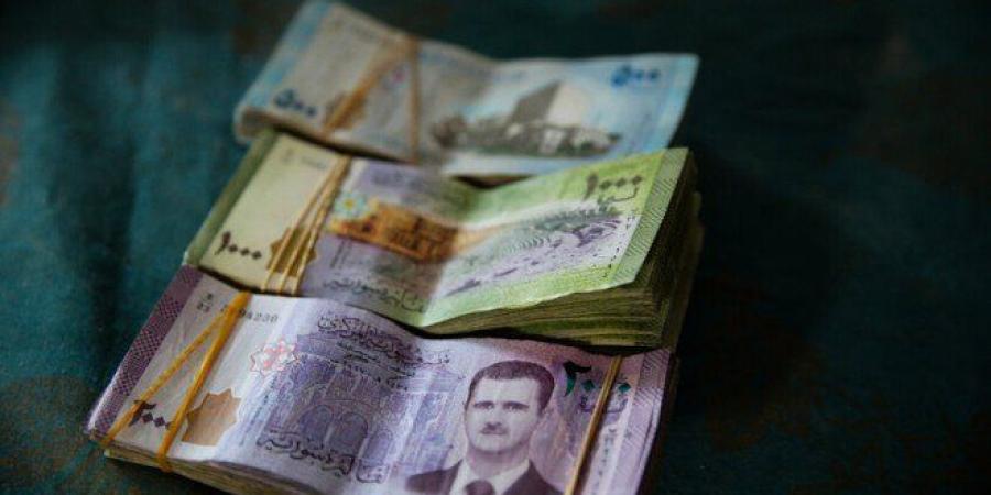 مصرف سوريا المركزي يرفع قيمة الليرة ويخفض سعر صرف الدولار إلى 11 ألفًا