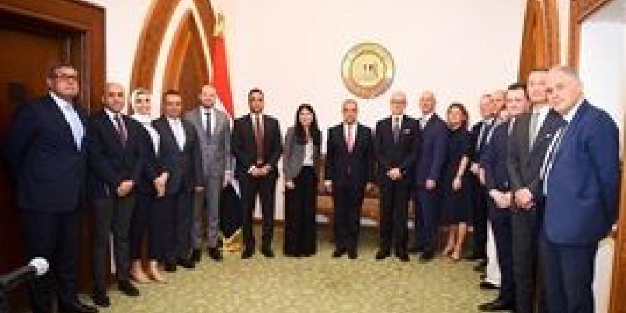 وزير الخارجية والهجرة يستقبل وفد من مجموعة "ايه بى موللر - ميرسك"