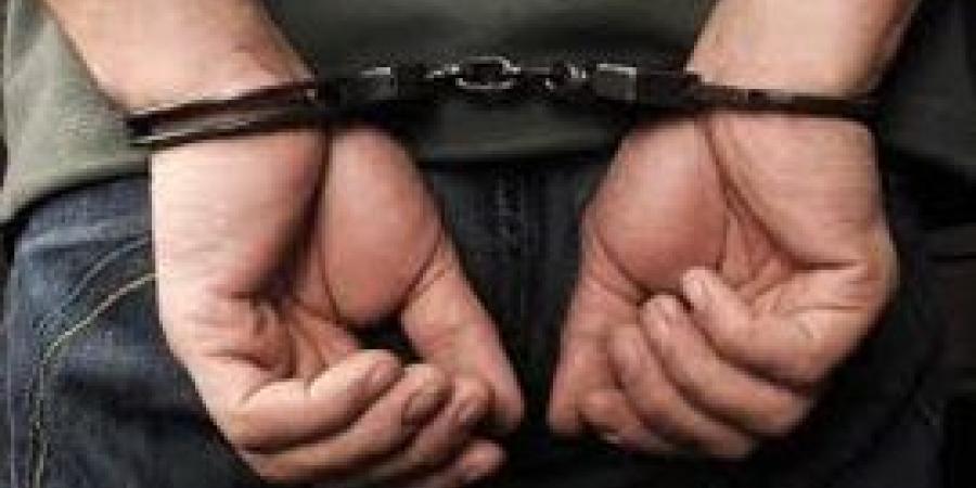القبض على قائد سيارة سمح لأشخاص بالجلوس على نوافذ السيارة بالشرقية