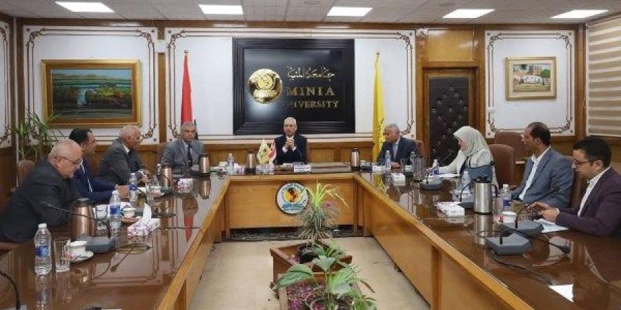 جامعة المنيا وجهاز تنمية المشروعات يعقدان اجتماعا لنشر ثقافة العمل الحر وتنمية بيئة ريادة الأعمال