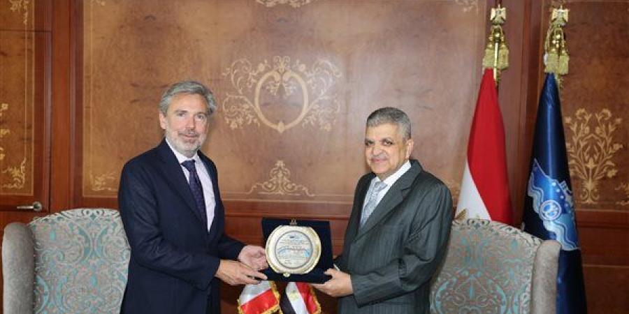 الفريق أسامة ربيع يبحث سبل التعاون مع السفير الإيطالي