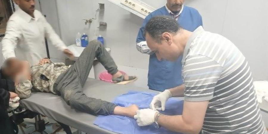 وكيل صحة الشرقية يجري خياطة لجرح طفل بمستشفى أبوحماد ويقيل مدير الاستقبال
