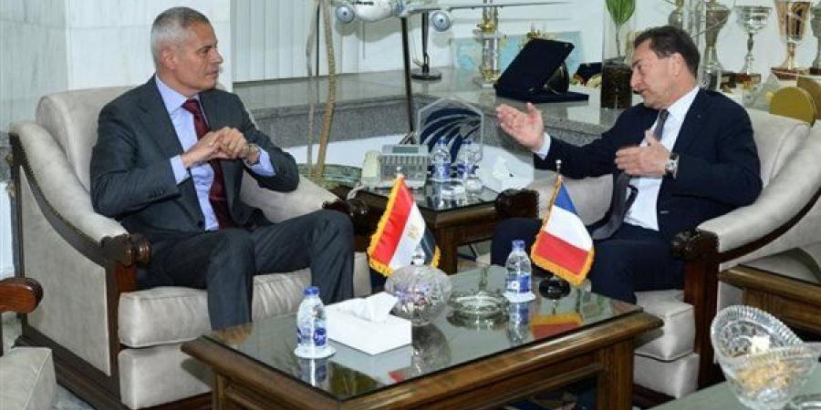 رئيس "مصر للطيران" يبحث تعزيز التعاون في مجال الطيران المدني مع فرنسا