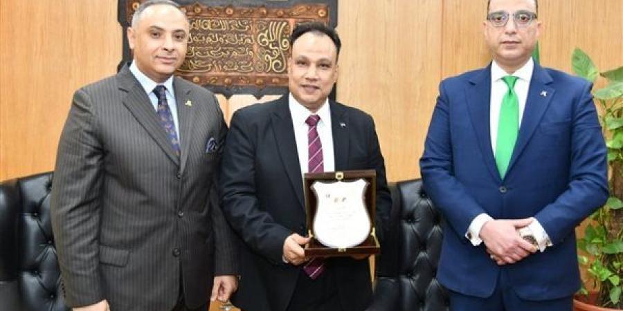 محافظ الفيوم يكرّم عددًا من الرموز الأوليمبية.. صور