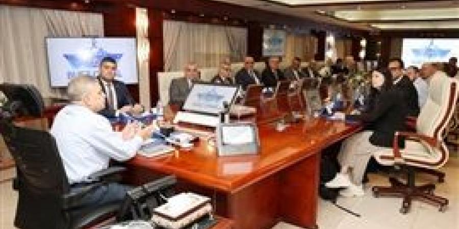 رئيس هيئة قناة السويس يلتقي وفد مجموعة ميرسك العالمية لبحث سبل التعاون المشترك