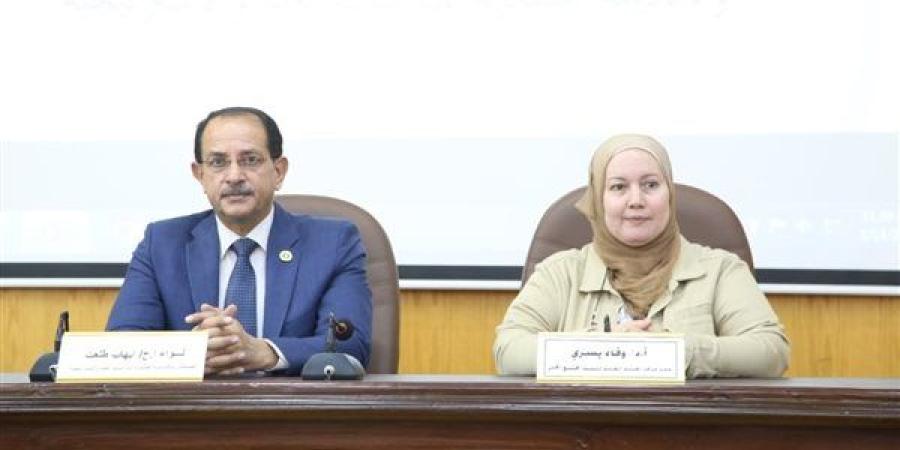 ختام الدورة التثقيفية للدراسات الاستراتيجية والأمن القومي رقم 3 بجامعة الفيوم.. صور