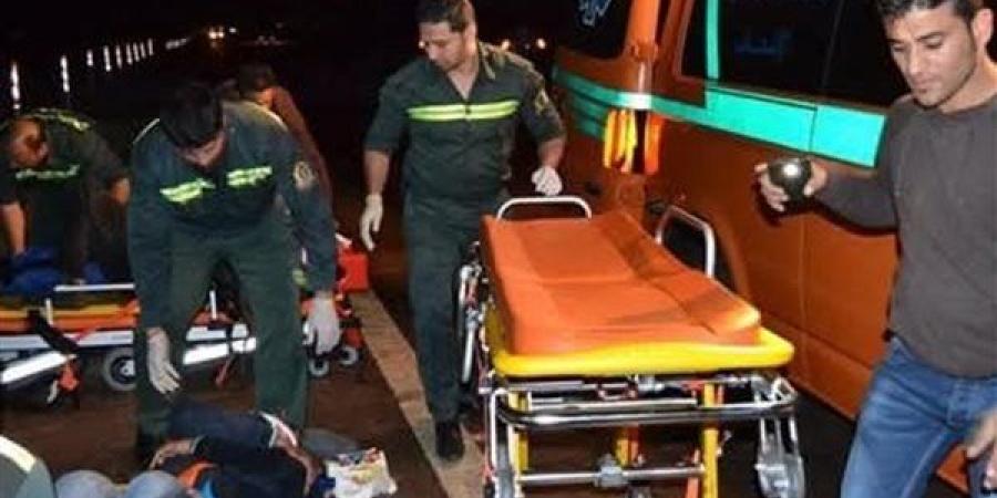 إصابة 6 أشخاص في انقلاب سيارة أجرة بالفيوم