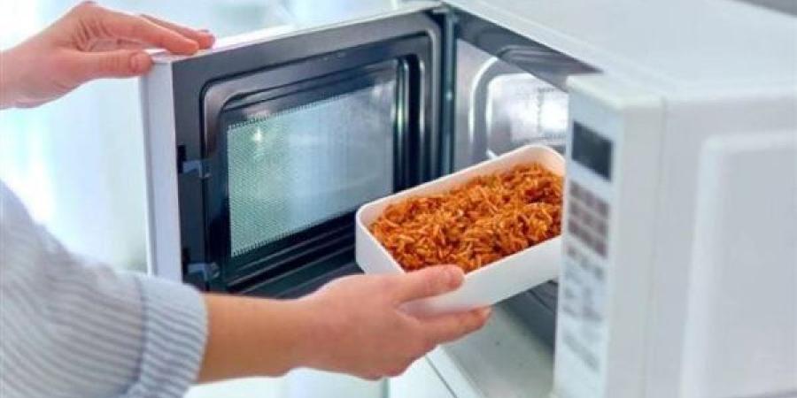 نصائح لتوفير الكهرباء عند استخدام الميكروويف في المطبخ