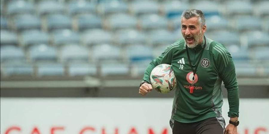 الأهلي يتمسك بمحليين.. وريفيرو يطلب جهازًا إسبانيًا بالكامل