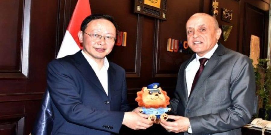 محافظ الأقصر يستقبل وفدًا صينيًا رفيع المستوى لبحث فرص الاستثمار السياحي والزراعي والطاقة