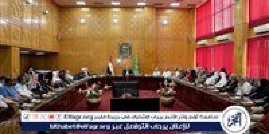 محافظ الإسماعيلية يسلم تأشيرات الحج لحجاج الجمعيات الأهلية 1446 هـ